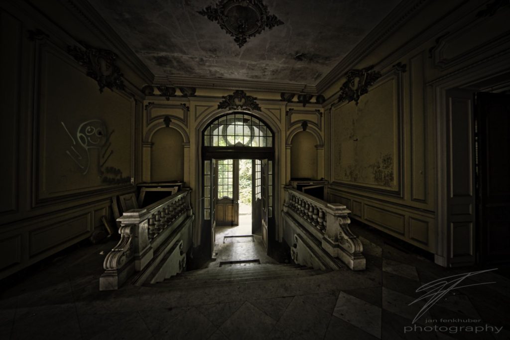 Main Entrance - The main entrance of the Château Lumière, an abandoned villa / mansion in Alsace, France